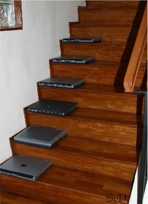 лаптопи по стълбите | laptops on the stairs